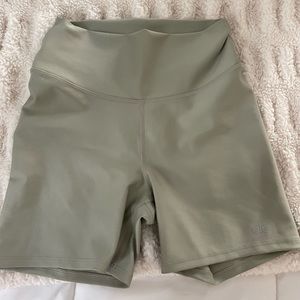 ALO YOGA / Size Small / High Waist Biker Shorts / color: Limestone